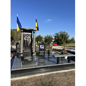 Пам'ятник для військового з колонами